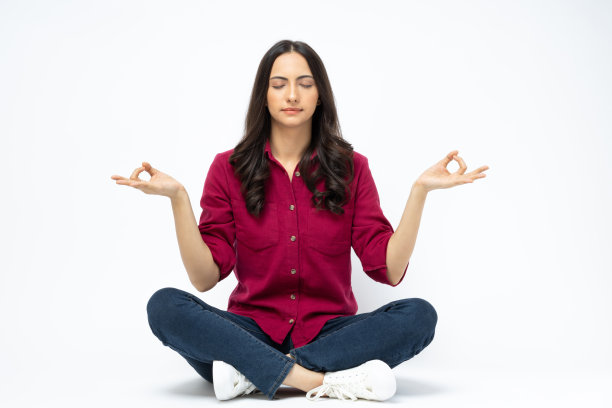 开朗可爱的女人穿着时髦的衣服，坐在地板空空间孤立的白色背景股票照片图片下载