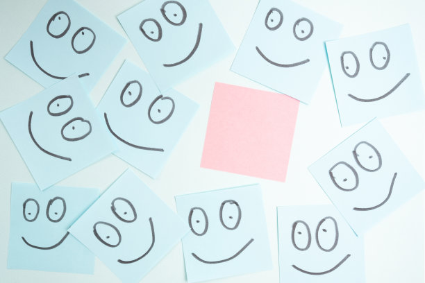 在彩色背景、横幅和文字位置上带有各种表情符号的纸卡。积极思考的概念形象与满意度图片下载