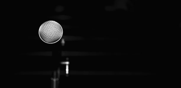 舞台上的公开表演，舞台上的麦克风，音乐厅模糊的背景。黑白照片。图片下载