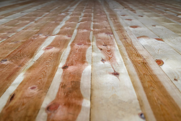 路面由带有多个结的木板制成，作为自然背景。选择性对焦的透视照片图片下载