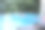 不会游泳的女儿骑在父亲的背上，让父亲带她去游泳池游泳。图片下载