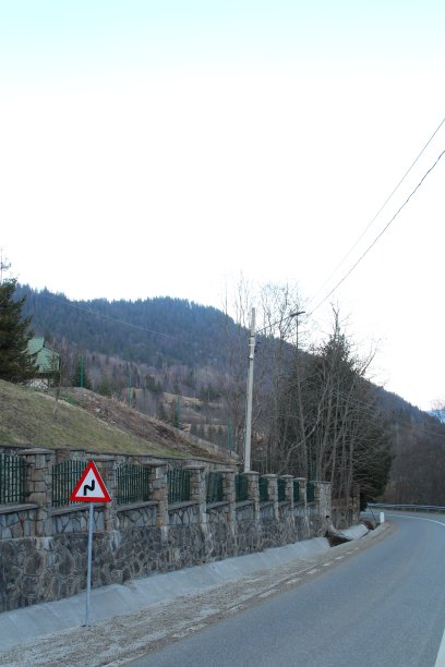 一条有路标的路图片下载