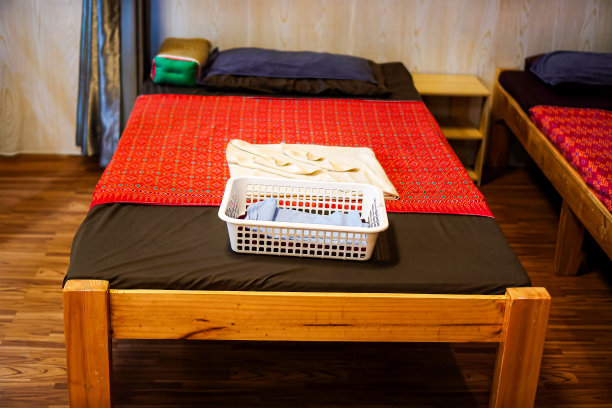 泰国清迈，泰式水疗按摩床的正面照片，拥有宁静轻松的氛围。图片下载