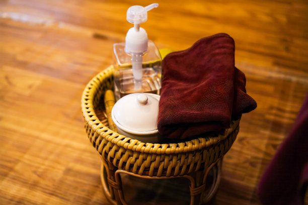 泰国清迈，一套足部按摩油和泰国足部水疗按摩霜的照片。图片下载