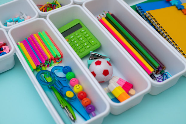 学习用品。概念回到学校。彩色的文具放在白色的盒子里。创造性的抽屉整理。储存办公用品。图片下载