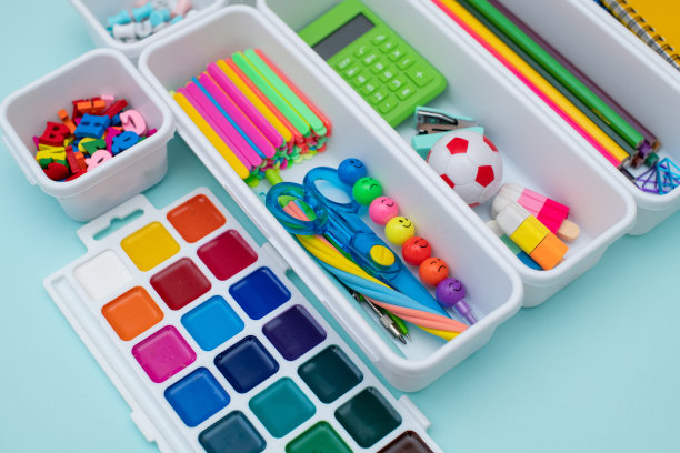 学习用品。概念回到学校。彩色的文具放在白色的盒子里。创造性的抽屉整理。储存办公用品。图片下载