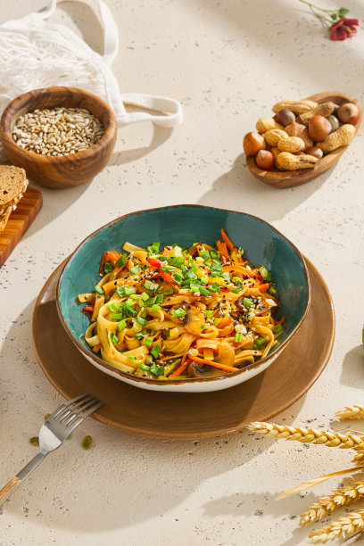 乌冬面与蔬菜和芝麻在乡村设置-健康的亚洲美食库存照片图片下载