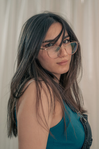 戴眼镜和手表的时尚年轻女人图片下载