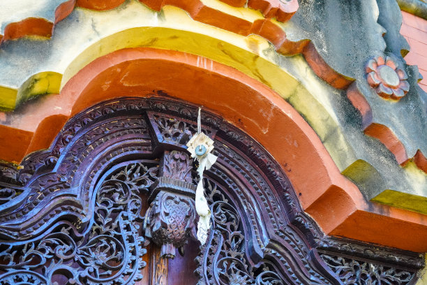 一个经典的房子的门上挂着护身符图片下载