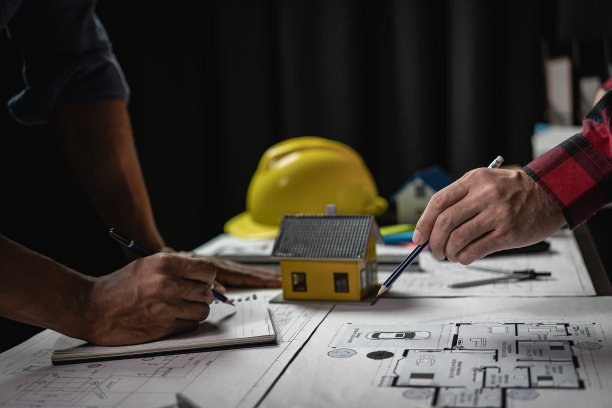 会见工程师或建筑师的项目，他们与合作伙伴和工程工具，以创建现场模型和蓝图。特写照片图片下载