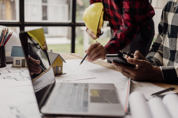 会见工程师或建筑师的项目，他们与合作伙伴和工程工具，以创建现场模型和蓝图。特写照片图片下载