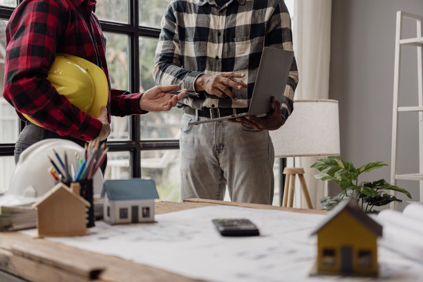 会见工程师或建筑师的项目，他们与合作伙伴和工程工具，以创建现场模型和蓝图。特写照片图片下载