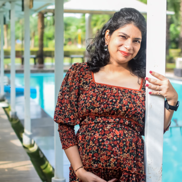 一名怀孕的印度妇女在户外拍摄怀孕照片，手放在肚子上，印度孕妇在社会公园穿着孕妇装把手放在肚子上，怀孕的孕妇在户外拍摄图片下载