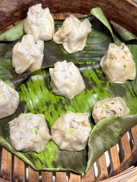 个别人的精心陈列的特写图片，美味的蛋糕，一排红丝绒蛋糕片，三层海绵蛋糕被白色托盘上的奶油隔开，裱花糖霜，脱水覆盆子粉，抬高的视角，聚焦于前景图片下载