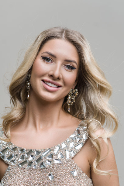 20-29岁的美女，微笑着看着镜头图片下载