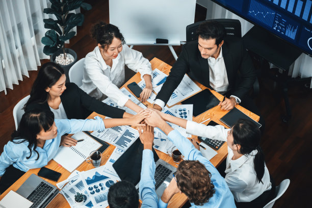 多种族商业人士使协同效应手堆叠在一起。服装图片下载