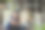 带着耳机微笑的女商人在办公室外骑自行车休息。现代城市通勤、休闲和生产力的概念图片下载