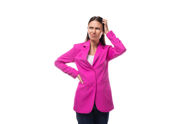 穿着时髦的深红色夹克、头发乌黑、衣着整洁的欧洲黑发女郎忧心忡忡图片下载