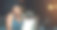 用平板电脑、打电话，然后在咖啡店与一名女子预约，处理一份在线外卖订单。与一位在餐馆工作的黑人女咖啡馆老板的联系、技术和交流图片下载