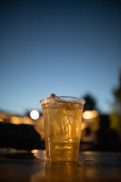 装在玻璃杯里的啤酒是世界上很受欢迎的酒精饮料，在节日期间经常被用作庆祝饮料。由于天气炎热，啤酒在啤酒杯里加了冰块。图片下载