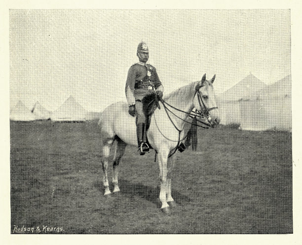 军事历史，维多利亚时期的英国陆军士兵，骑在马背上的上校，诺森伯兰燧发枪兵团第一志愿军营，19世纪90年代，19世纪复古照片图片下载