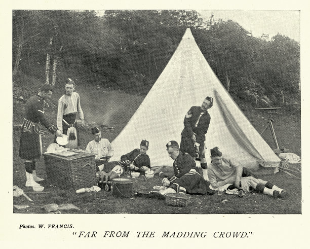 军事历史，维多利亚时期的英国军队士兵，野餐的志愿者，19世纪90年代，19世纪的复古照片图片下载