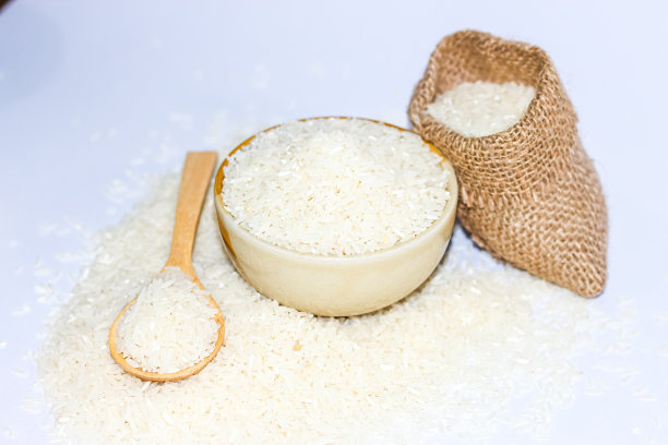 图片特写用泰国农民装在麻袋里的白米，具有概念孤立的画面风格。图片下载