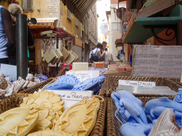 街市摊位上陈列着五颜六色的肥皂产品图片下载