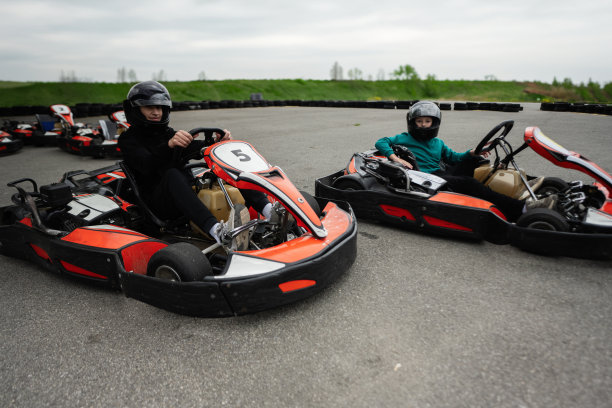 孩子们在户外享受卡丁车比赛的乐趣和刺激的冒险图片下载