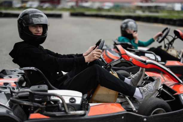 孩子们在户外享受卡丁车比赛的乐趣和刺激的冒险图片下载