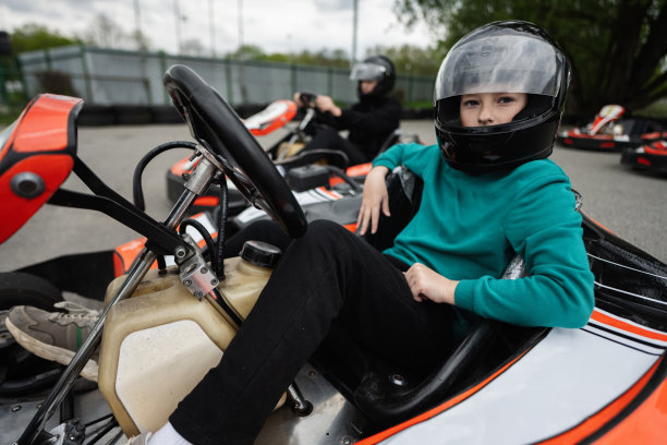 孩子们在户外享受卡丁车比赛的乐趣和刺激的冒险图片下载