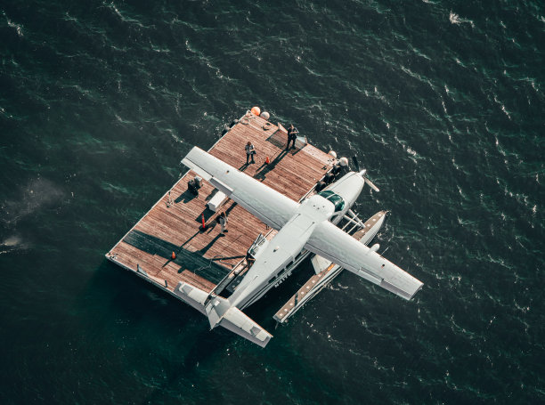 一架水上飞机和一艘船在波士顿港的码头上的航拍照片。图片下载
