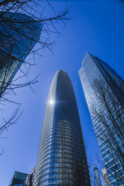 从旧金山Salesforce Park看到的办公大楼。图片下载