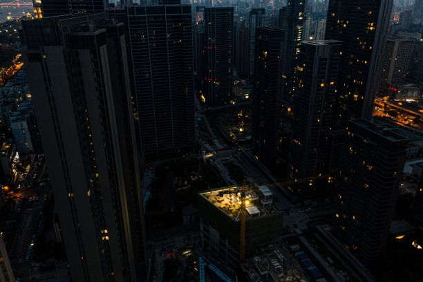 夜间武汉摩天大楼建筑工地的航拍照片图片下载