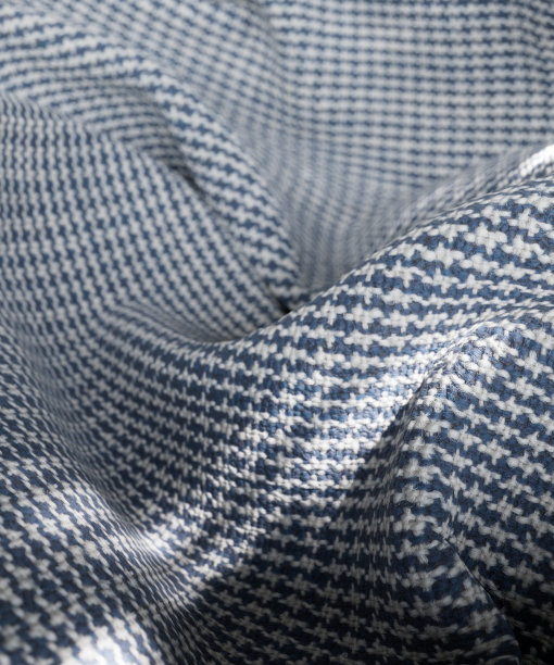 蓝色和白色皱巴巴的毯子3d渲染图片下载