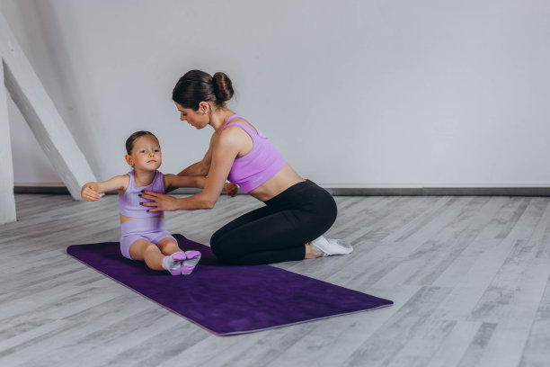 儿童体操和肌肉伸展练习图片下载