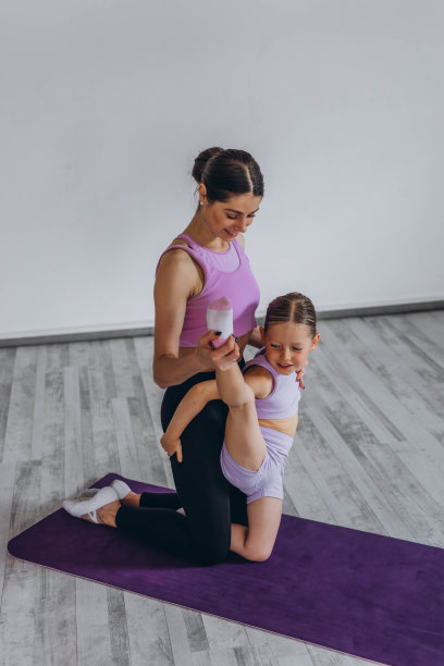 儿童体操和肌肉伸展练习图片下载