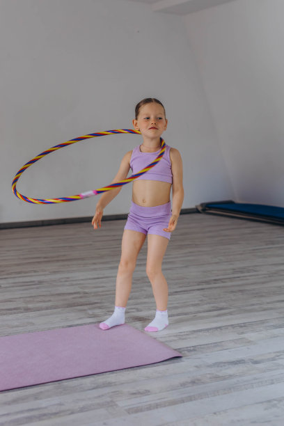 儿童体操和肌肉伸展练习图片下载