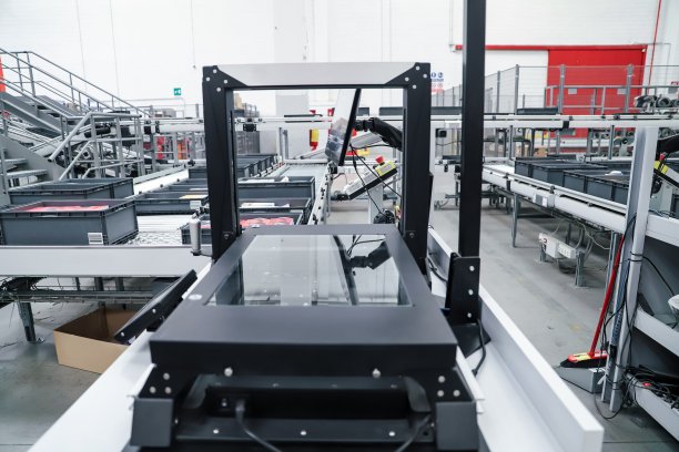 物流仓库的包装线图片下载