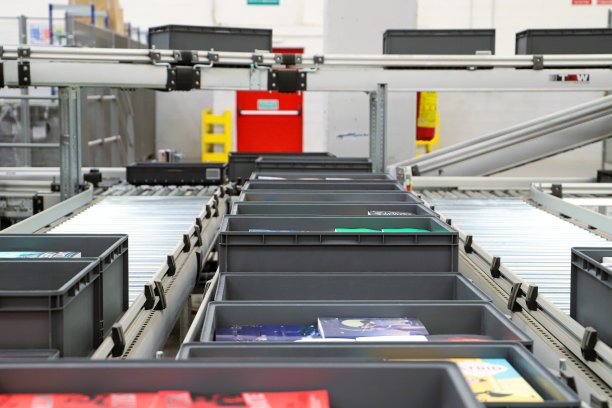 物流仓库的包装线图片下载