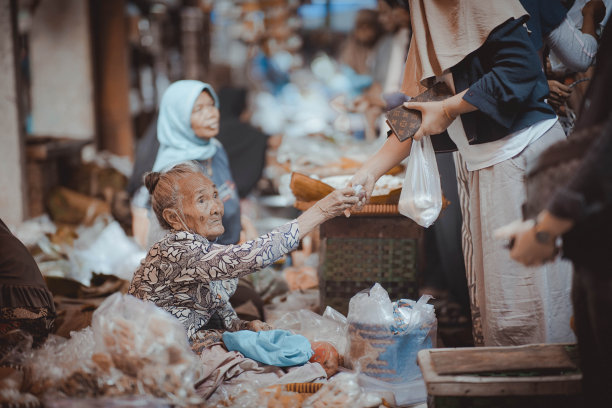 在传统市场上卖食物的印尼老妇人图片下载