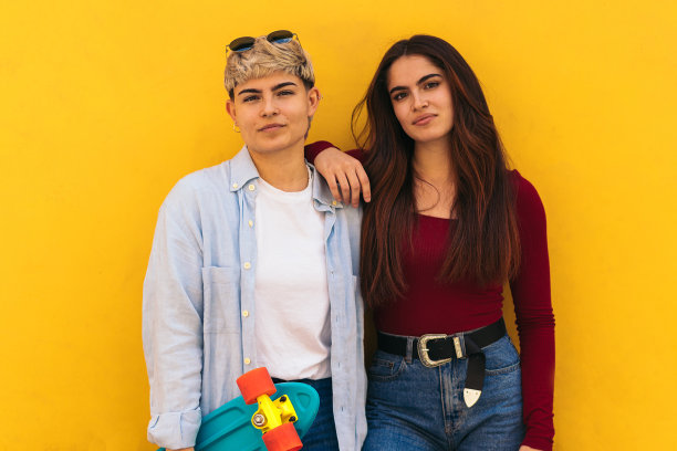 两个迷人的少女滑冰肖像图片下载