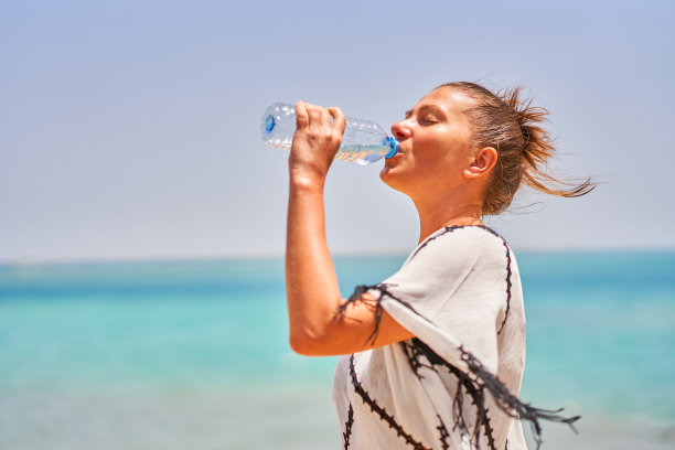 在埃及温暖的日子里，妇女喝水的照片图片下载