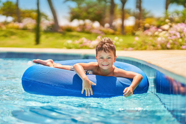 小男孩在水上乐园户外滑梯玩耍照片图片下载