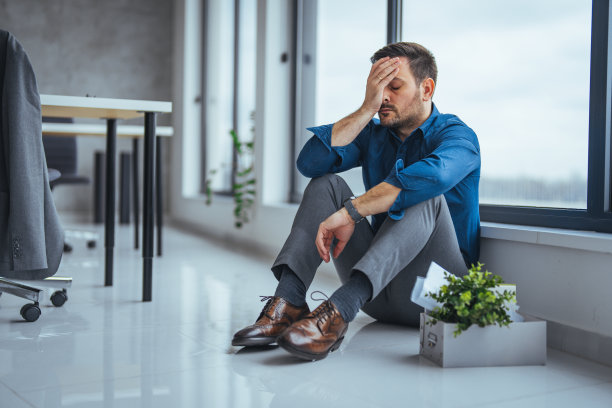 现代办公环境下的压力商人图片下载