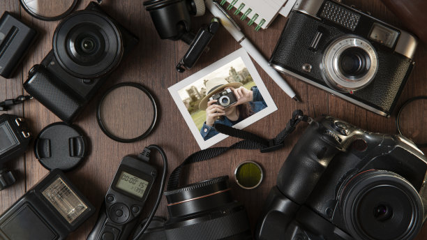 年轻女子在闪光灯下拍照的照片图片下载