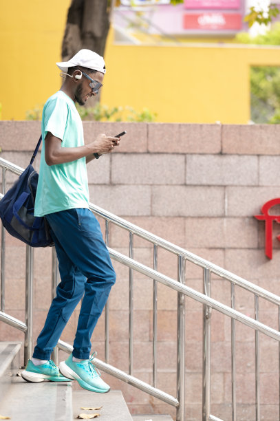 一名男子边下楼边在户外发短信图片下载