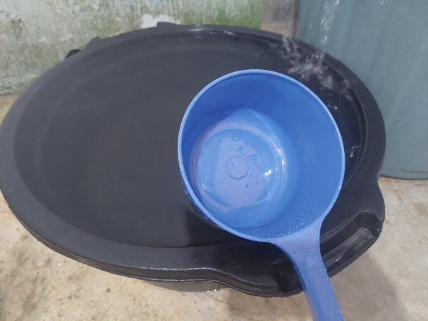 塑料桶在Well-Stock照片图片下载