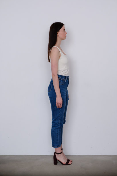 穿着白色t恤的年轻女孩模特在白色背景上近距离观察图片下载