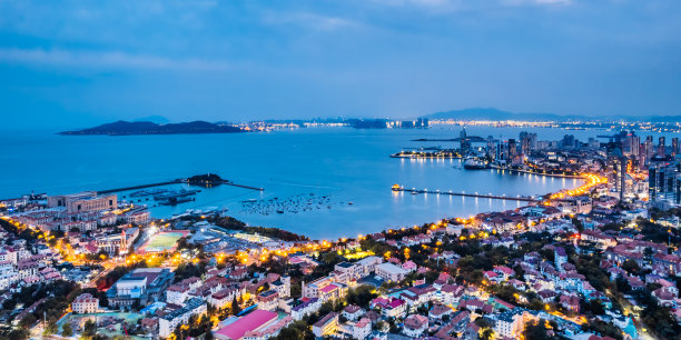中国山东青岛码头夜景和城市天际线图片下载